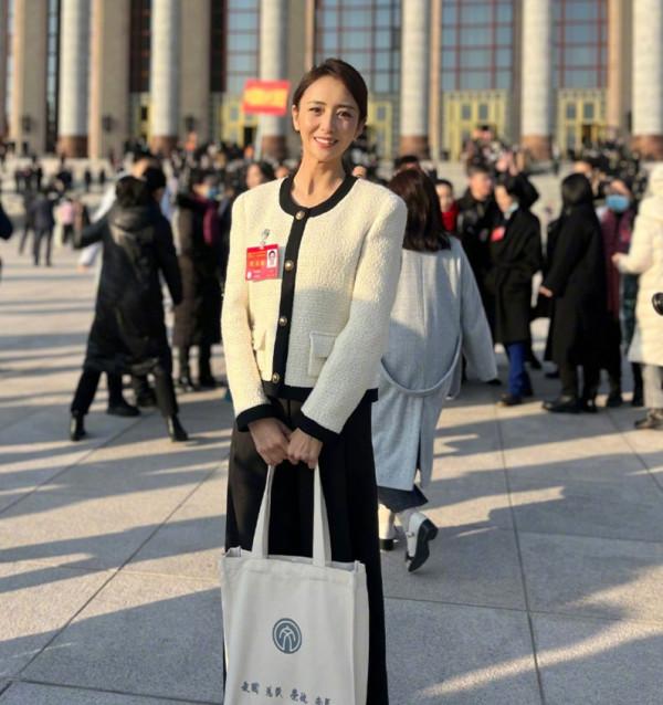 明星開會穿什麼？劉濤正裝一身正氣，佟麗婭穿2萬+外套搭配樸素