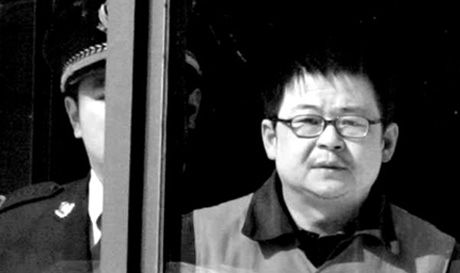 金融梟雄唐萬新，資產1200億，跌倒時拿不出256萬，入獄8年今如何