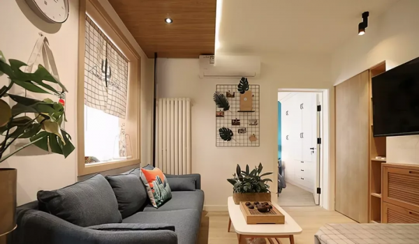 65㎡的小兩居，主臥設計2.7m大衣櫃，窗邊還有小吧檯