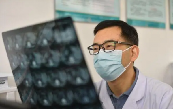 龔清孝：因口渴無意吃了一把草，從此上癮戒不掉，34年吃了40噸草