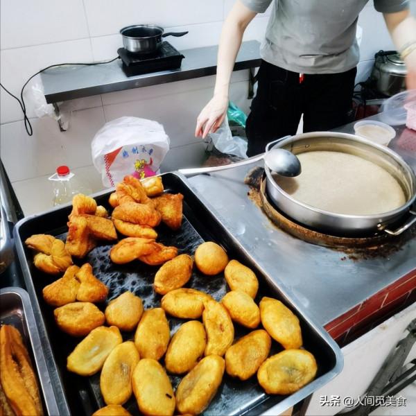 福建夫妻十幾年賣一種小吃,3.5元1個現做現吃,客人不好意思吃 福建夫妻十幾年賣一種小吃,3.5元1個現做現吃,客人不好意思吃