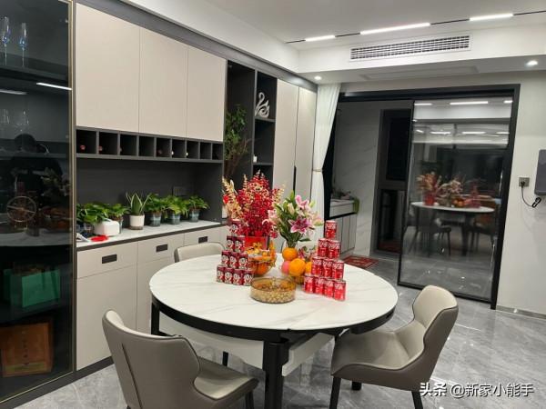 一家四口喬遷新居，全屋裝修漂亮上檔次，生活幸福又令人羨慕