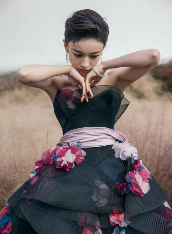 吳謹言高畫質圖片，裙子很好看，人太瘦了