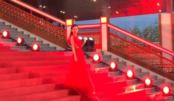 北影節紅毯：楊穎美背搶鏡，佟麗婭仙氣絕美，都不及鞏俐比耶吸睛