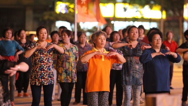 美國小夥認為中國落後破敗，來到中國一探究竟，結果不願再回美國