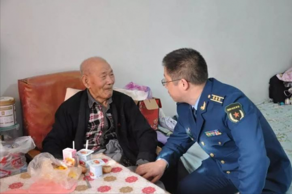 一人殲滅黑玫瑰女特工15人,被授予戰鬥英雄,後任首都警衛師連長 一人殲滅黑玫瑰女特工15人,被授予戰鬥英雄,後任首都警衛師連長