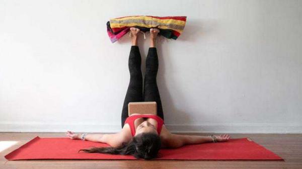 一個被很多人低估的瑜伽體式，躺著就能拉伸大腿