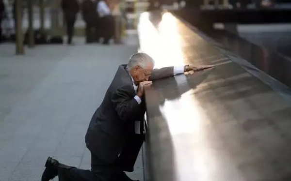 這位提前預見911的保安，創下3000人營救奇蹟，自己卻甘願赴死