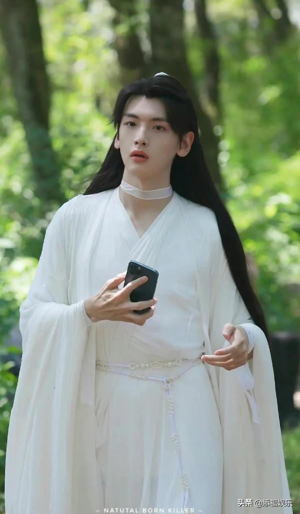 《創2》孫圻峻被曝腳踏兩條船，私下吐槽隊友，R1SE成員都被點名