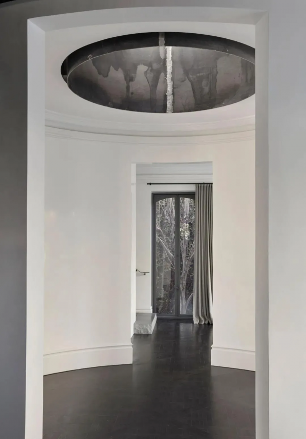 中性灰調中的一抹暖意 / Fiona Lynch 中性灰調中的一抹暖意 / Fiona Lynch