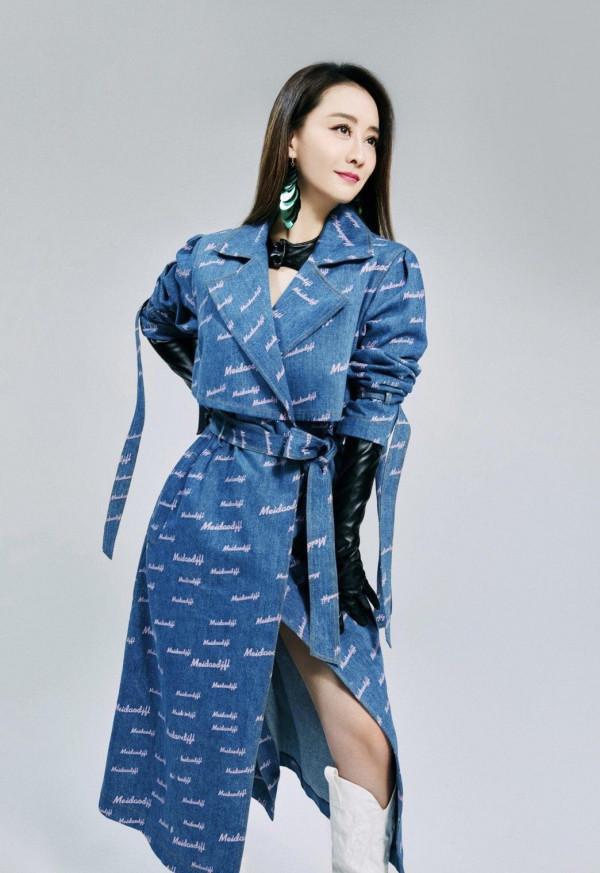 陳德容太會“扮嫩”，穿玫紅色西裝配芭比粉長靴出鏡，說她47誰信