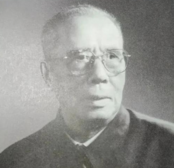 兒子撒謊說去當鐵匠，當兵20多年成司令，回家母親給了他一巴掌