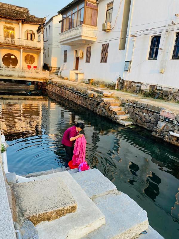 東山小憩，拾隅為家
