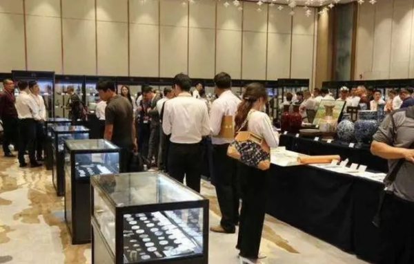 一塊其貌不揚的石頭,竟然價值8億,到底是什麼石頭這麼貴? 一塊其貌不揚的石頭,竟然價值8億,到底是什麼石頭這麼貴?