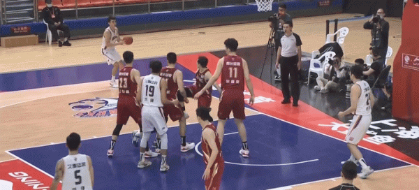 31秒兩次違體一次技犯,富蘭克林犯規+被肘擊,朱旭航被驅逐出場 31秒兩次違體一次技犯,富蘭克林犯規+被肘擊,朱旭航被驅逐出場