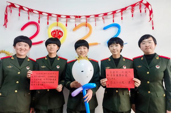 我在軍營為你送上新春的祝福