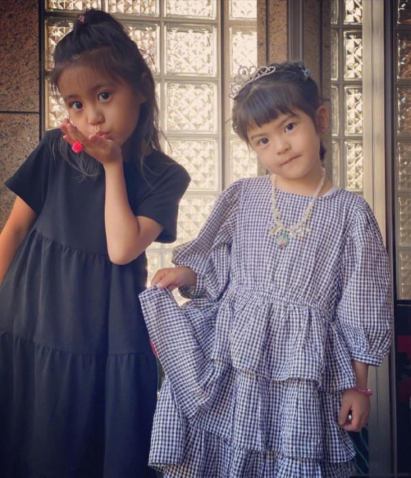 賈靜雯修杰楷攜大女兒走機場,母女倆穿同款短款,媽媽比女兒更白 賈靜雯修杰楷攜大女兒走機場,母女倆穿同款短款,媽媽比女兒更白