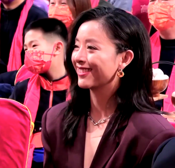 元宵晚會最驚豔女星：萬茜金絲絨，金晨粉嫩，林允穿著剪紙出來了