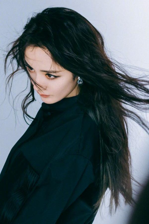 楊冪虎年煙燻妝大片