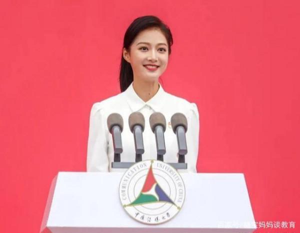 天安門前領誦的馮琳，實習無緣央視，這跟她的成長經歷有很大關係