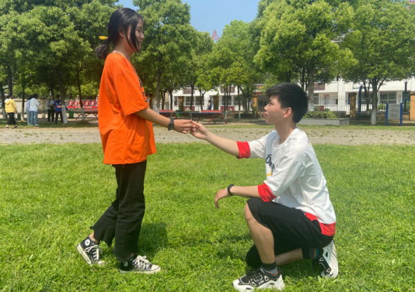 雲南某高校操場，大學生情侶看臺上“親密運動”，引百名學生圍觀