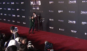 汪峰被凍到嘴裡冒白氣，竇靖童冷到咬緊牙關，吳京五官扭曲直髮抖