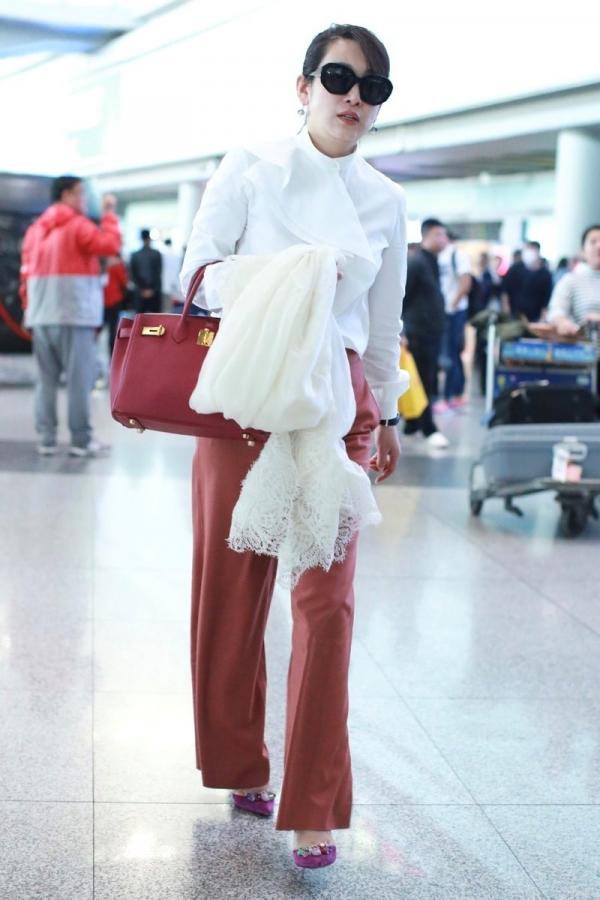 43歲秦海璐太懂氣質穿搭，白襯衫配闊腿褲高階有氣質，40歲要學學