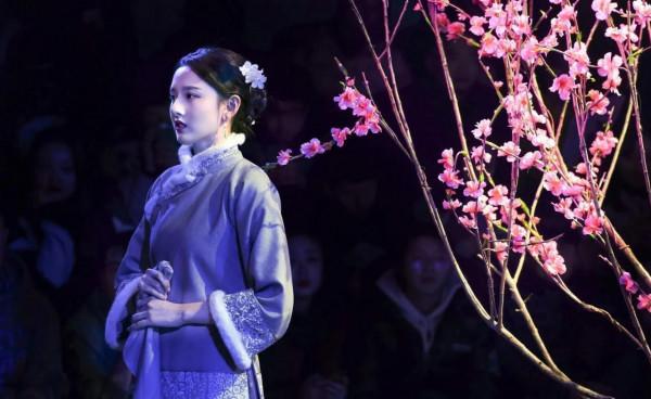 宋祖兒學校期末匯演的現場生圖，即漂亮又會演的妹子 ​​​