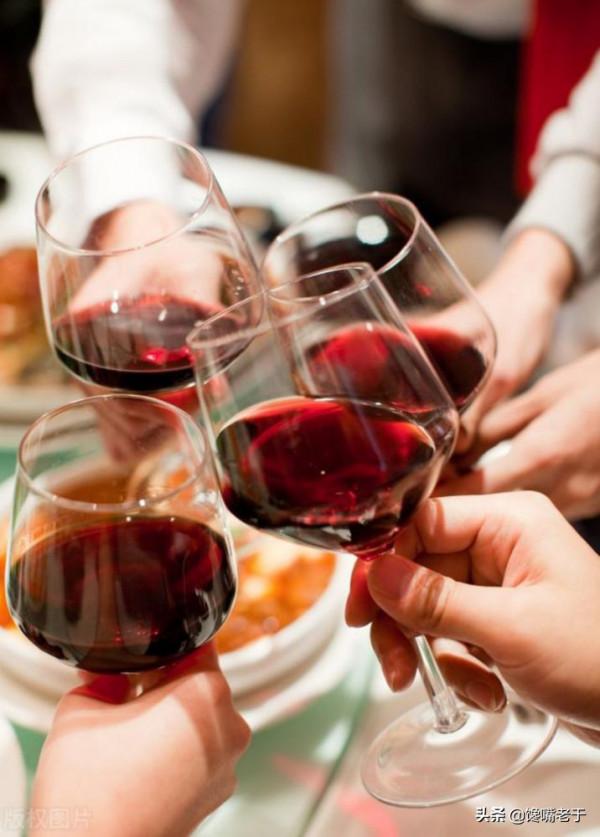 喝紅酒時,為什麼要先“搖一搖”酒杯?看完真是漲見識啊 喝紅酒時,為什麼要先“搖一搖”酒杯?看完真是漲見識啊