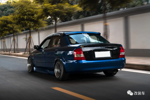 經典的馬自達323依然還有很多人玩，只需7000塊就能買來快樂