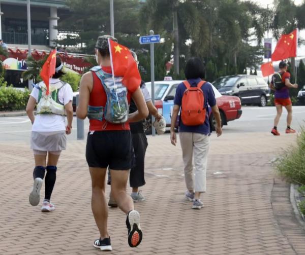 國慶第一天,香港大街小巷披上了“中國紅” 國慶第一天,香港大街小巷披上了“中國紅”