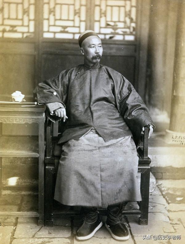 晚清舉國上下吸食鴉片，李鴻章的排場最大，全程只有嘴和胸脯在動