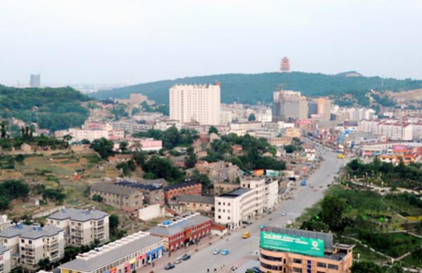 1982年，江蘇農民下地挖水渠，一鐵鍬下去，挖出18斤重的&quot;金豹子&quot;