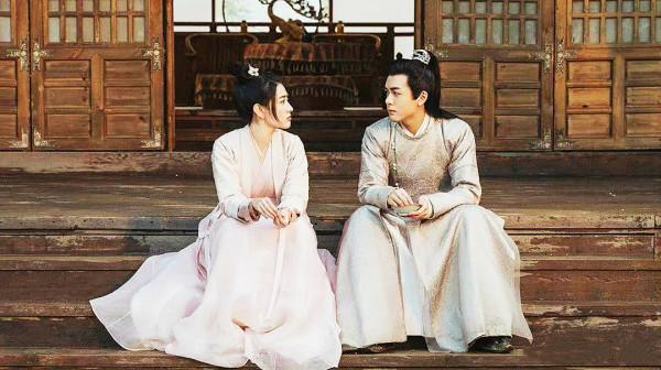 梁潔三亞度假大片，身穿吊帶背心短褲清涼出鏡，滿滿的復古風情