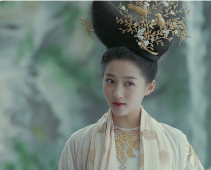 鳥窩、縫紉機、鋼絲球，女明星奇奇怪怪的髮型，笑得捂不住嘴