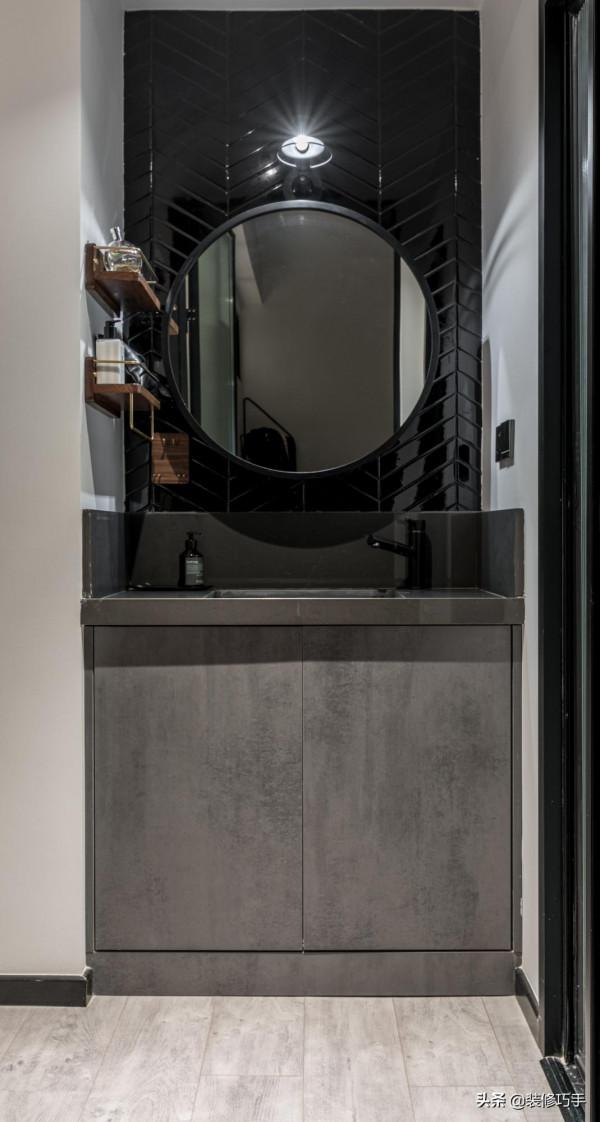 我買下了被同事挑剩下的一居室，他笑我無知，我卻如獲至寶