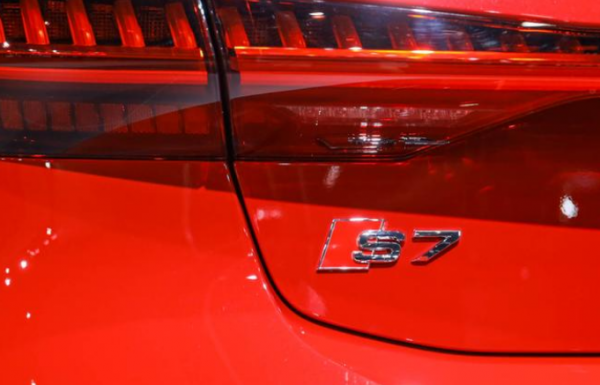 西裝暴徒的效能車,奧迪S7搭載2.9T V6引擎,動力十足 西裝暴徒的效能車,奧迪S7搭載2.9T V6引擎,動力十足