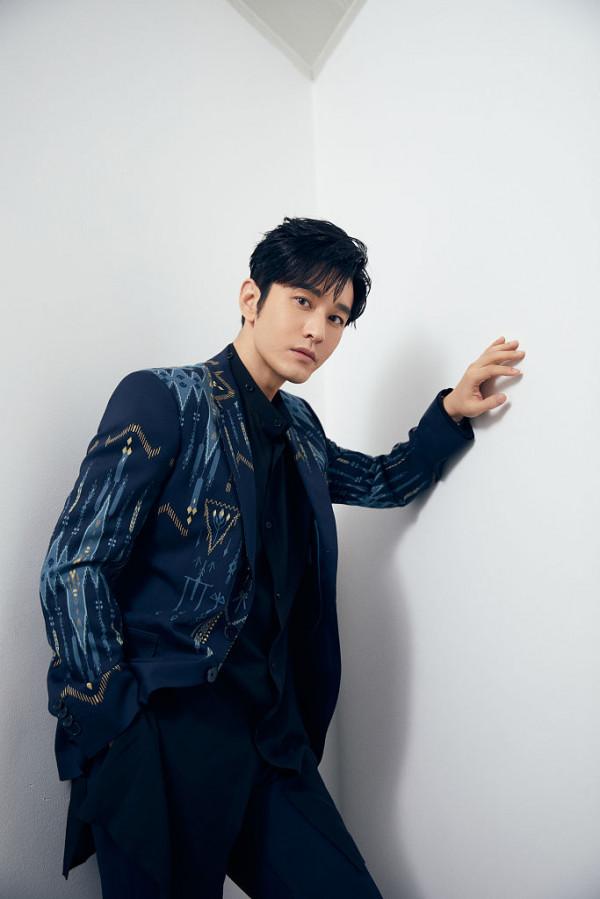 黃曉明亮相東方衛視元宵特別節目 穿國風西裝演唱《少年中國說》