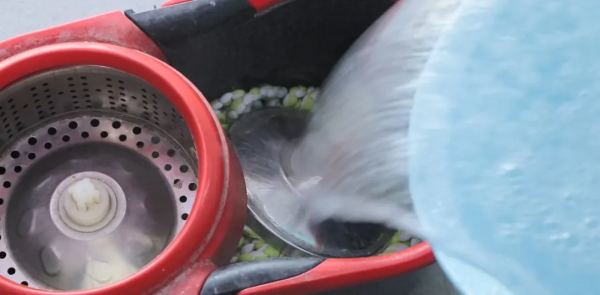 清水拖地等於白拖水中放上兩樣東西拖完不留水漬不落灰乾淨又省力