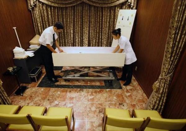 日本陷入“多死社會”,5100座火葬場人滿為患,遺體都住起旅館? 日本陷入“多死社會”,5100座火葬場人滿為患,遺體都住起旅館?