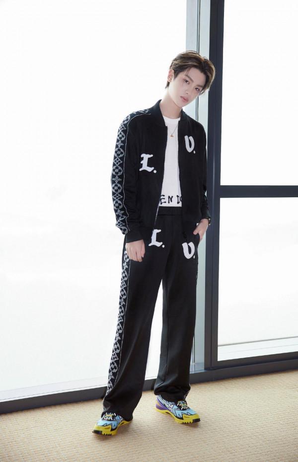 穿長裙、塗指甲油的boy黃明昊，男生還能這麼搭