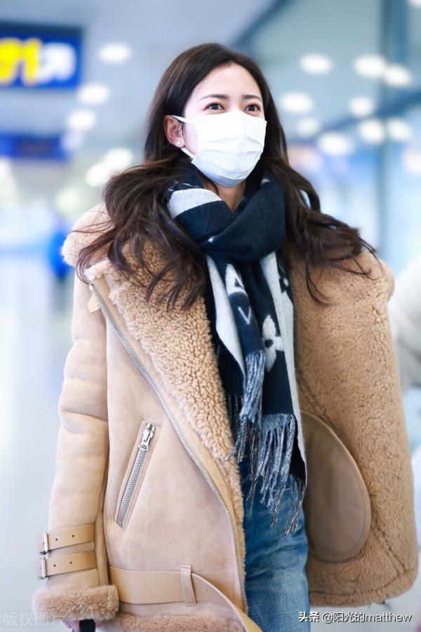 陳鈺琪身著翻毛皮大衣搭淺色牛仔褲簡單大方又不失時尚風格
