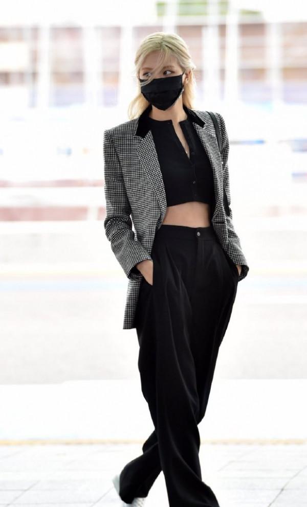 粉墨前往巴黎look：樸彩英口袋一插誰都不愛，金智秀溫柔大氣