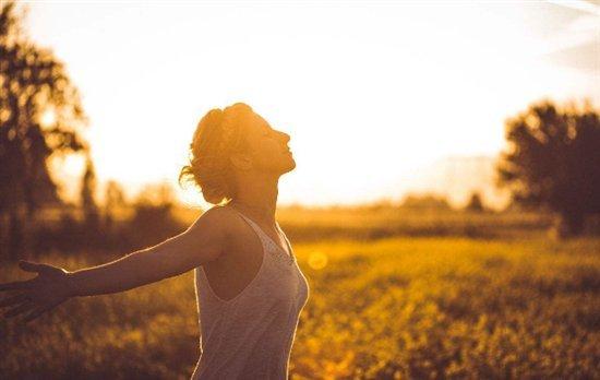 女人“白髮”漸漸增多，不要覺得是自己老了，可能是缺乏3種營養