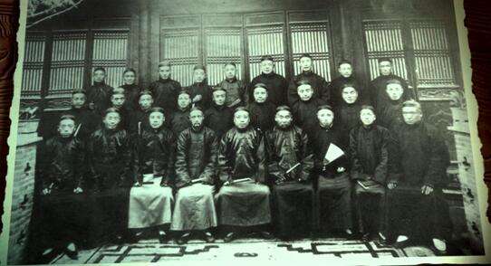 他是成就百年企業“瑞蚨祥”的綢緞大王，是孟子第69代後裔