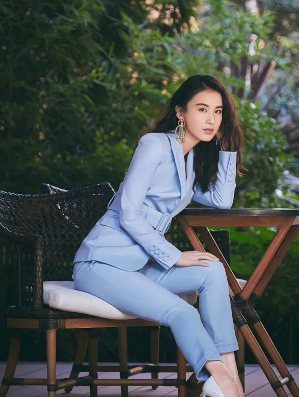 當初嫁給低調的百億富豪被罵，如今的黃聖依美麗漂亮洋氣高階