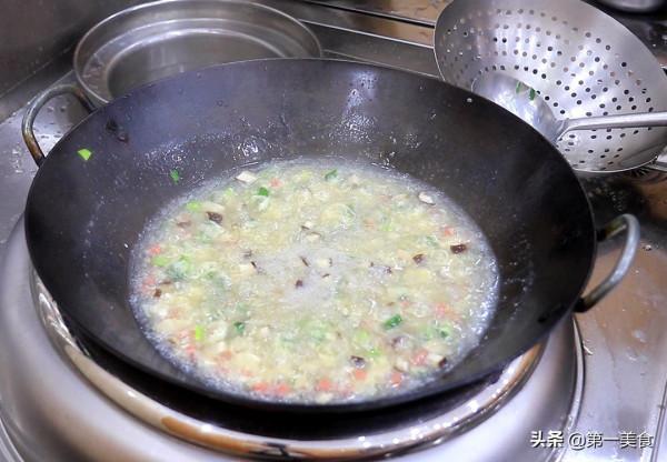 天冷了，來碗香菇豆腐湯，湯汁鮮美，驅寒暖胃，大人小孩都可以喝