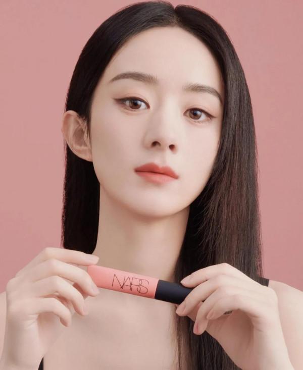 當趙麗穎走冷豔風，換個妝容打扮，不在乖乖軟軟不在，御姐範十足