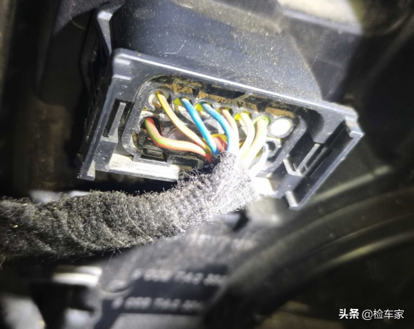 這輛寶馬X6給了錢不敢開走，拆開內飾買家看傻眼，網友：上頭了