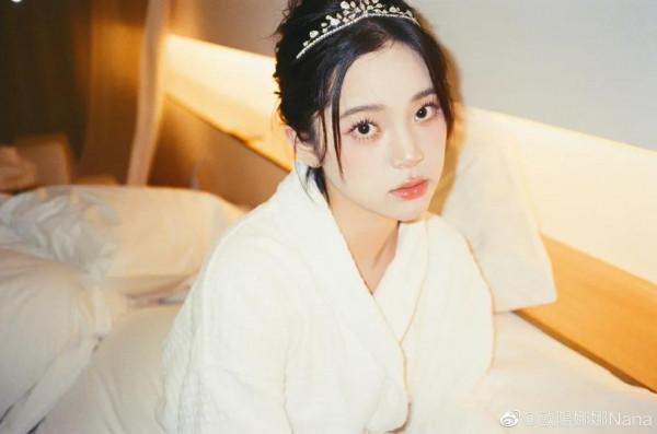 #歐陽娜娜曬出最新寫真 頭戴皇冠甜美可人